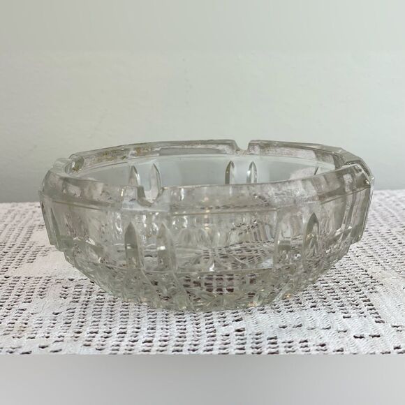 Vintage round glass cigarettes ashtray || Vintage Crystal cut style ashtray - Picture 3 of 13